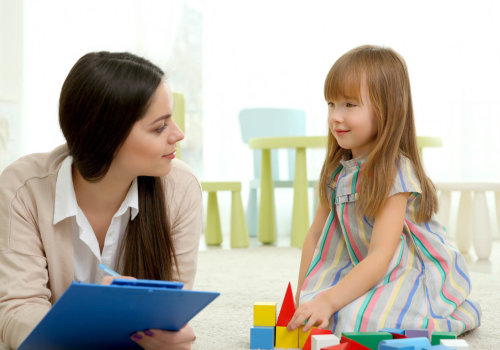 What are the goals of a speech therapist?